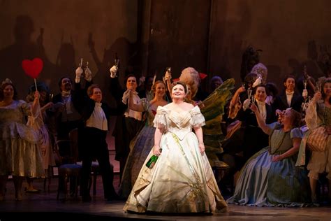  La Traviata -  Ardente melodie miłości i namiętnego żalu przeplatane refleksyjnym sopranem Violetty